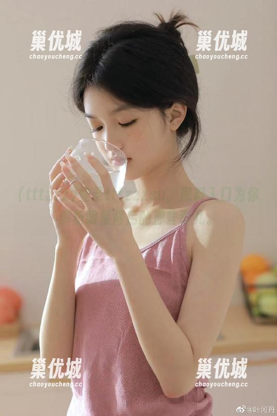 登录tttzzzsu，黑料入口为你解析明星背后的那些事儿。