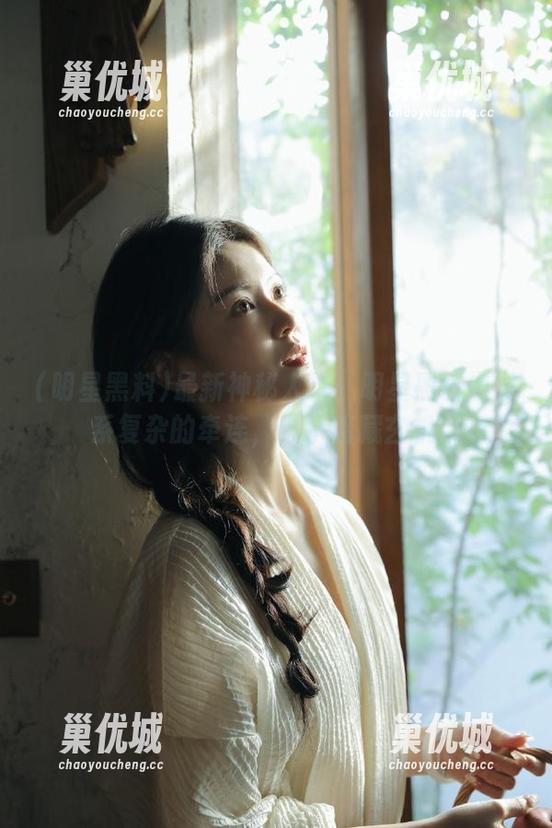 最新神秘人物：明星黑料中关系复杂的牵连，似乎暗藏玄机。